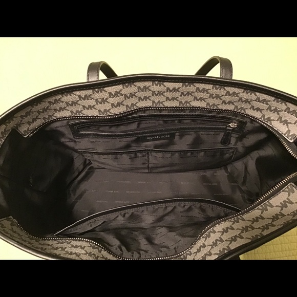 Michael Kors Bucket Bag Zippered Top Authentic - Picture 4 of 7